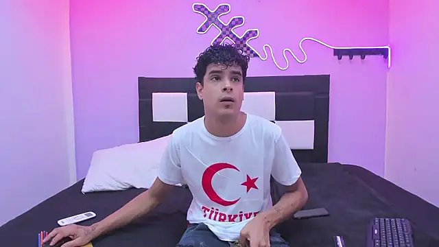 Snapshot of Lucky_boys__X chatting on 01-09-26, 08:05 Lucky boys X online show from 01-09-26, 08:05