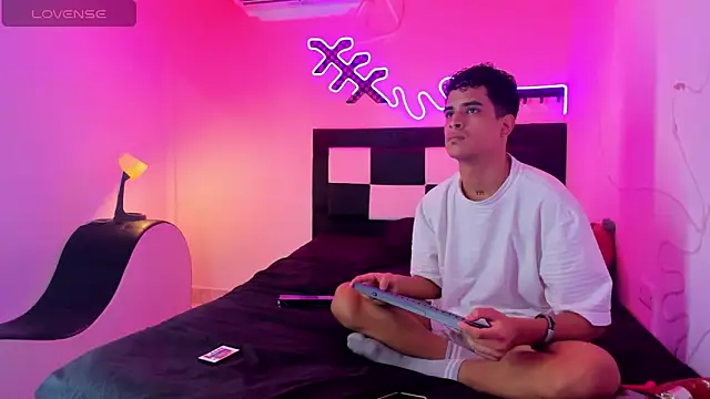 Snapshot of Lucky_boys__X chatting on 09-25-25, 12:00 Lucky boys X online show from 09-25-25, 12:00