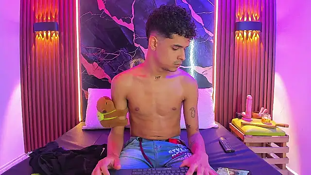 Snapshot of Lucky_boys__X chatting on 11-10-25, 02:00 Lucky boys X online show from 11-10-25, 02:00