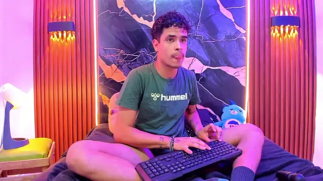 Snapshot of Lucky_boys__X chatting on 02-14-26, 07:47 Lucky boys X online show from 02-14-26, 07:47