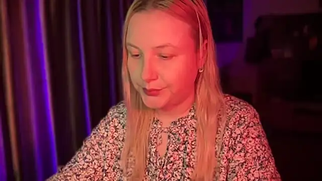 Snapshot of BikiHellena chatting on 10-28-25, 01:06 BikiHellena online show from 10-28-25, 01:06