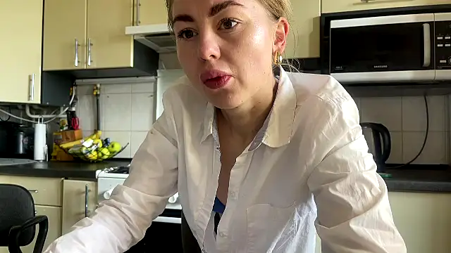 Snapshot of MartaLuna_ chatting on 04-26-26, 08:11 MartaLuna online show from 04-26-26, 08:11