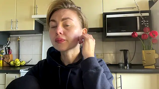 Snapshot of MartaLuna_ chatting on 04-17-26, 11:46 MartaLuna online show from 04-17-26, 11:46