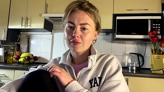 Snapshot of MartaLuna_ chatting on 04-18-26, 08:42 MartaLuna online show from 04-18-26, 08:42