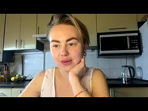 Snapshot of MartaLuna_ chatting on 04-01-26, 08:28 MartaLuna online show from 04-01-26, 08:28