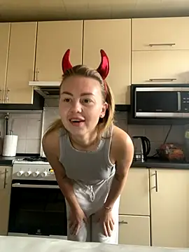 MartaLuna  online show from 10-28-25, 08:35