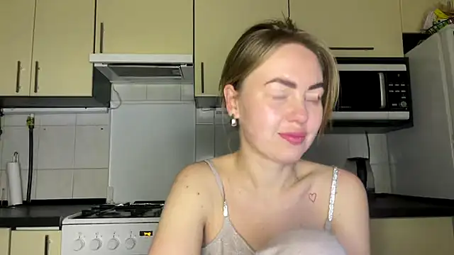 Snapshot of MartaLuna_ chatting on 03-18-26, 09:48 MartaLuna online show from 03-18-26, 09:48
