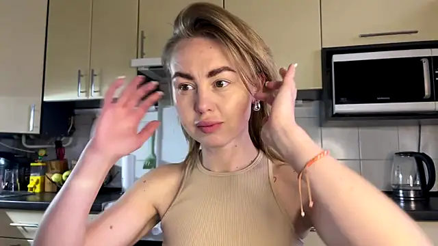 Snapshot of MartaLuna_ chatting on 05-18-26, 04:01 MartaLuna online show from 05-18-26, 04:01