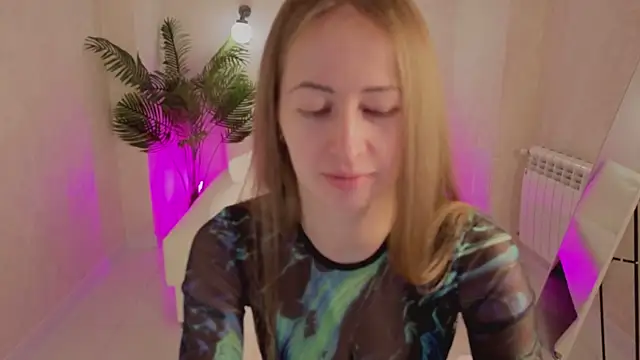 Snapshot of bella_li__ chatting on 02-09-26, 01:47 bella li online show from 02-09-26, 01:47