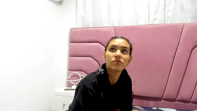 Snapshot of miajhonsonx chatting on 10-13-25, 12:18 miajhonsonx online show from 10-13-25, 12:18