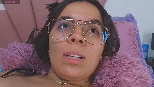 Snapshot of hillary_joness chatting on 09-12-25, 02:01 hillary joness online show from 09-12-25, 02:01