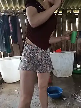 Snapshot of bonnie-00 chatting on 07-10-26, 12:43 bonnie-00 online show from 07-10-26, 12:43