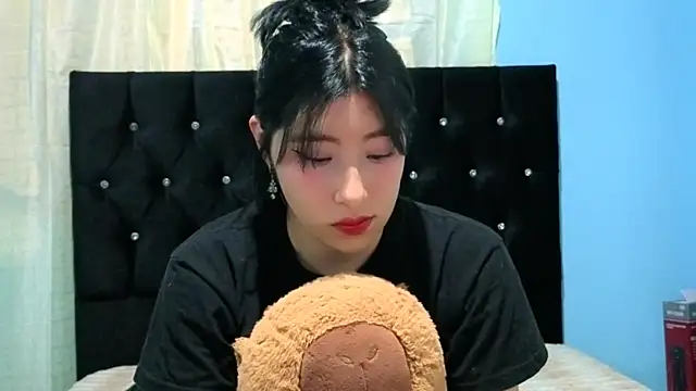 Snapshot of Sullyoonn chatting on 10-14-25, 01:17 Sullyoonn online show from 10-14-25, 01:17
