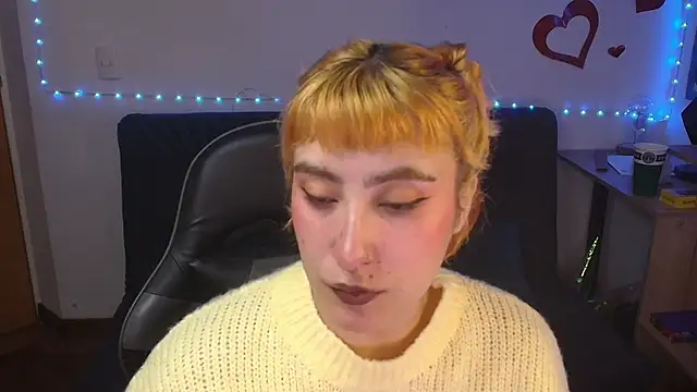 Snapshot of Miacatsito3 chatting on 06-24-26, 02:43 Miacatsito3 online show from 06-24-26, 02:43