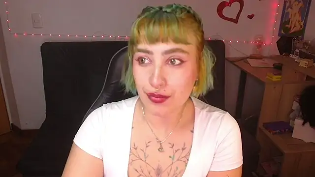 Snapshot of Miacatsito3 chatting on 07-14-26, 01:38 Miacatsito3 online show from 07-14-26, 01:38