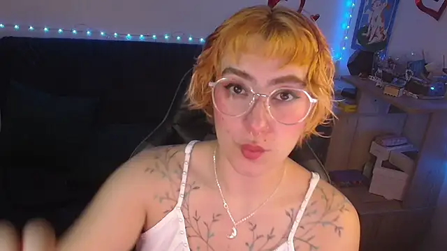 Snapshot of Miacatsito3 chatting on 06-13-26, 04:21 Miacatsito3 online show from 06-13-26, 04:21