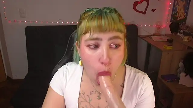 Snapshot of Miacatsito3 chatting on 07-14-26, 02:05 Miacatsito3 online show from 07-14-26, 02:05