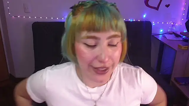 Snapshot of Miacatsito3 chatting on 07-08-26, 12:57 Miacatsito3 online show from 07-08-26, 12:57