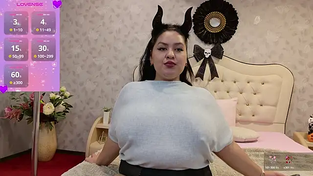 Snapshot of CurvyAleya chatting on 10-17-25, 10:44 CurvyAleya online show from 10-17-25, 10:44