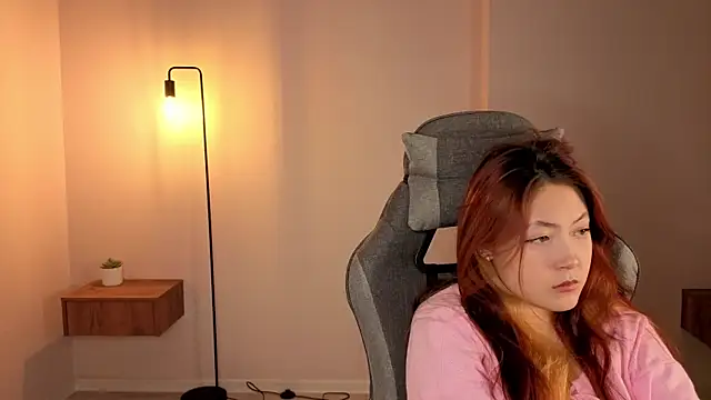 Frences Eyes online show from 12-17-25, 02:00