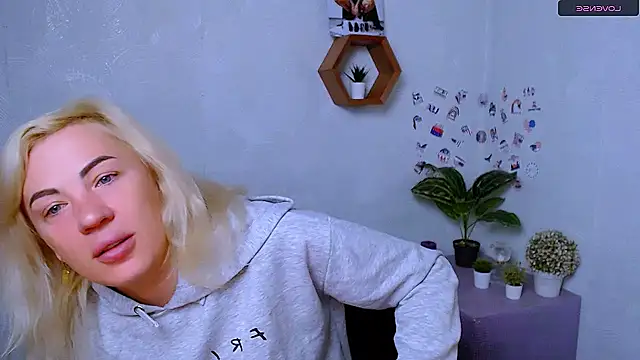 EmmaCat  online show from 10-16-25, 04:10