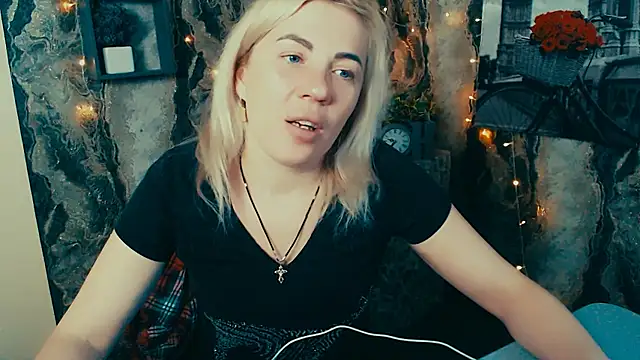 EmmaCat  online show from 12-17-25, 06:24