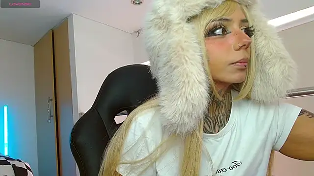 KoraRousee online show from 12-19-25, 02:52