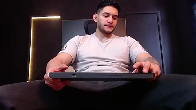 Snapshot of RichardMilleer chatting on 10-21-25, 01:54 RichardMilleer online show from 10-21-25, 01:54