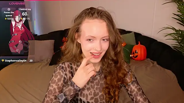 Snapshot of SallyPinkman chatting on 10-21-25, 02:05 SallyPinkman online show from 10-21-25, 02:05