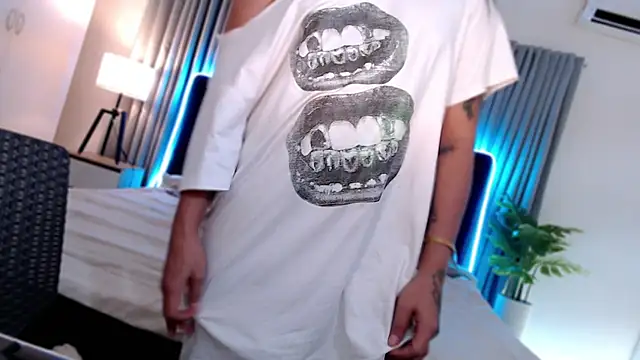 Snapshot of WomanOfYourDreams chatting on 11-06-25, 04:27 WomanOfYourDreams online show from 11-06-25, 04:27