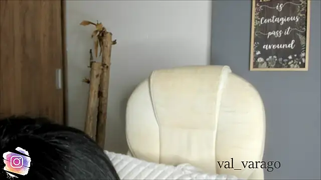 Snapshot of val_varago chatting on 06-10-26, 12:23 val varago online show from 06-10-26, 12:23