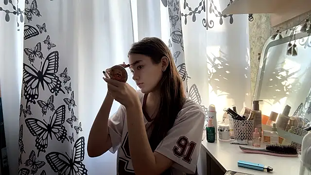 Snapshot of Cuteviola chatting on 02-11-26, 12:43 Cuteviola online show from 02-11-26, 12:43