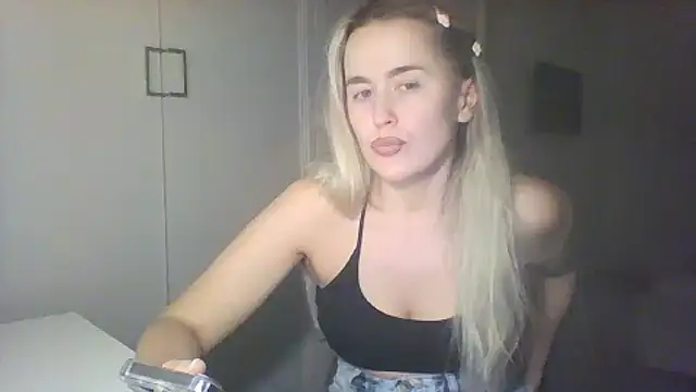 Snapshot of Frosian chatting on 09-28-25, 02:35 Frosian online show from 09-28-25, 02:35