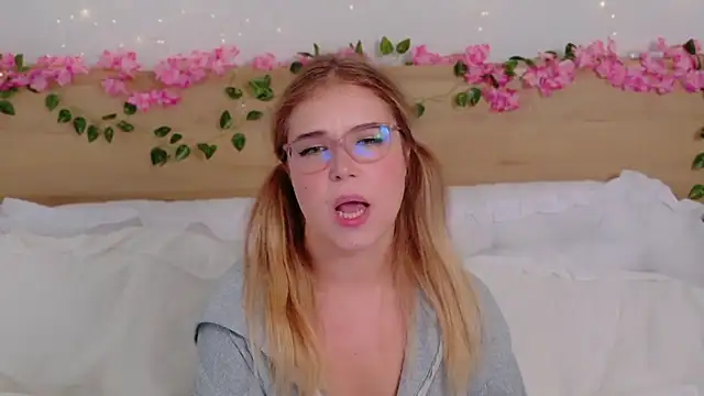 Lilith Bonheur online show from 12-19-25, 01:31