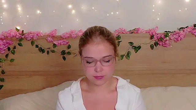 Lilith Bonheur online show from 10-15-25, 08:06