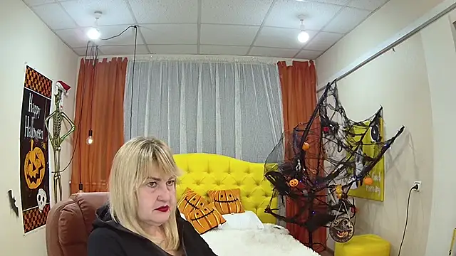 Snapshot of EmmaEllison chatting on 10-17-25, 06:17 EmmaEllison online show from 10-17-25, 06:17