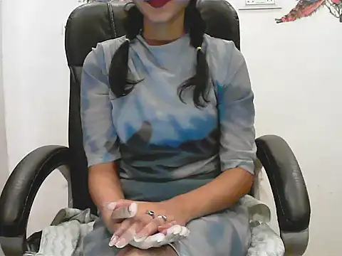 Snapshot of short_girl_ chatting on 06-21-26, 04:46 short girl online show from 06-21-26, 04:46