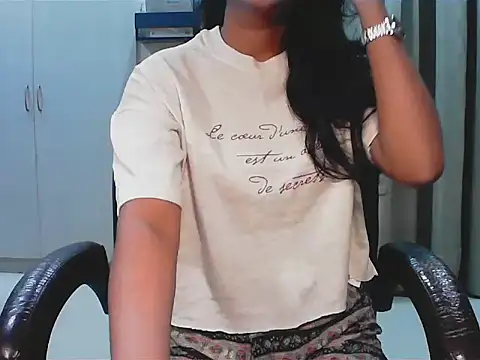 short girl  online show from 10-12-25, 04:41