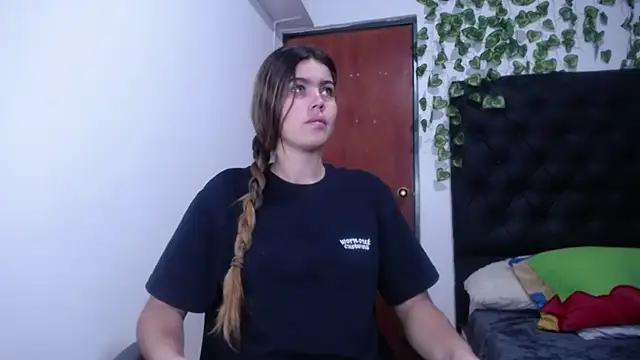 Snapshot of isabel_09 chatting on 10-10-25, 02:45 isabel 09 online show from 10-10-25, 02:45