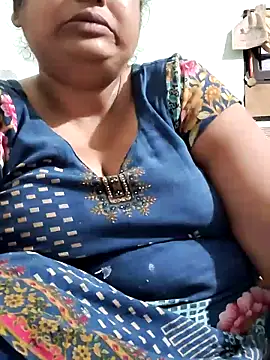 Snapshot of Mmm143 chatting on 06-17-26, 01:32 Mmm143 online show from 06-17-26, 01:32