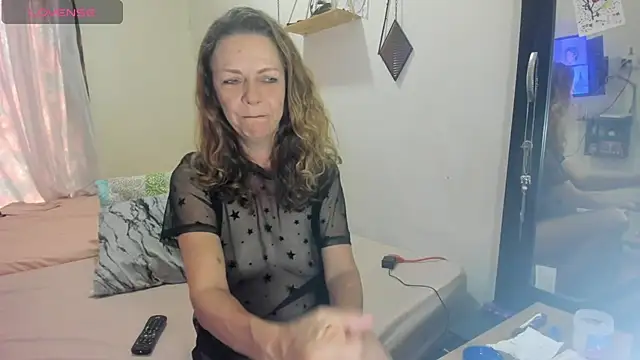 Snapshot of gloriablanco chatting on 10-19-25, 02:42 gloriablanco online show from 10-19-25, 02:42