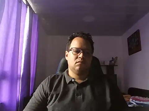Snapshot of Alpha-Bear chatting on 09-29-25, 04:23 Alpha-Bear online show from 09-29-25, 04:23