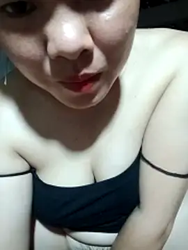 Snapshot of emilyzz chatting on 04-12-26, 01:53 emilyzz online show from 04-12-26, 01:53