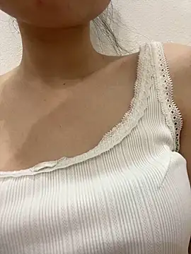 Snapshot of Bella_sexy98 chatting on 10-21-25, 04:34 Bella sexy98 online show from 10-21-25, 04:34