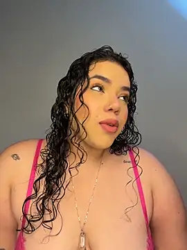 Snapshot of krisstenSantos chatting on 02-13-26, 01:33 krisstenSantos online show from 02-13-26, 01:33