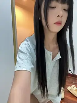 Snapshot of qiqi_x chatting on 05-05-26, 02:09 qiqi x online show from 05-05-26, 02:09