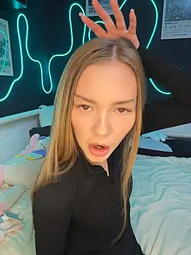 Snapshot of MilaMoone chatting on 02-18-26, 01:07 MilaMoone online show from 02-18-26, 01:07