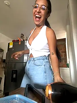 Snapshot of Valerygomez02 chatting on 10-17-25, 07:15 Valerygomez02 online show from 10-17-25, 07:15