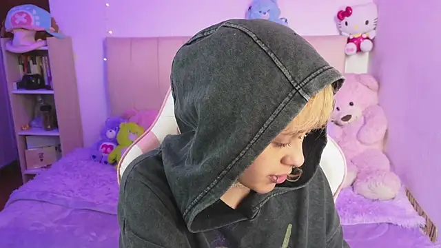 NekoWaifu online show from 06-15-26, 03:23