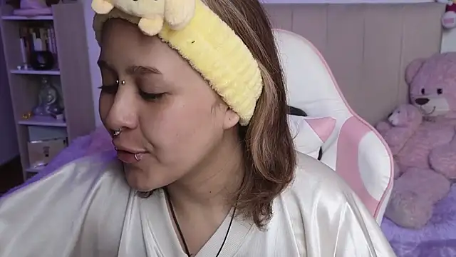 Snapshot of NekoWaifu chatting on 05-12-26, 02:34 NekoWaifu online show from 05-12-26, 02:34